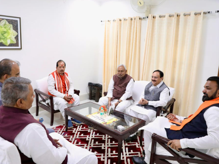 मंगलवार को जेपी नड्डा के साथ कोर कमेटी की बैठक हुई। इसमें CM नीतीश और दोनों डिप्टी CM सम्राट चौधरी (दाएं नीली जैकेट में) और विजय सिन्हा (बाएं ऑरेंज जैकेट में) मौजूद थे।