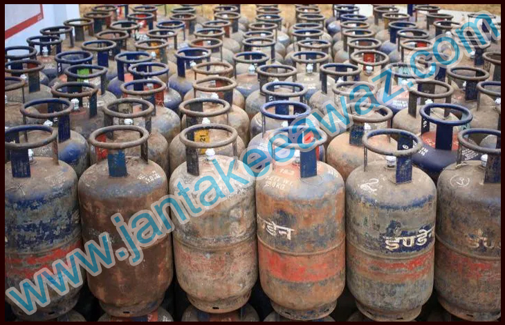 LPG Cylinder Rate : कॉमर्शियल गैस सिलेंडर 135 रुपये सस्ता, जानें आपके शहर में अब कितना हुआ रेट 1 LPG Price Redused Today