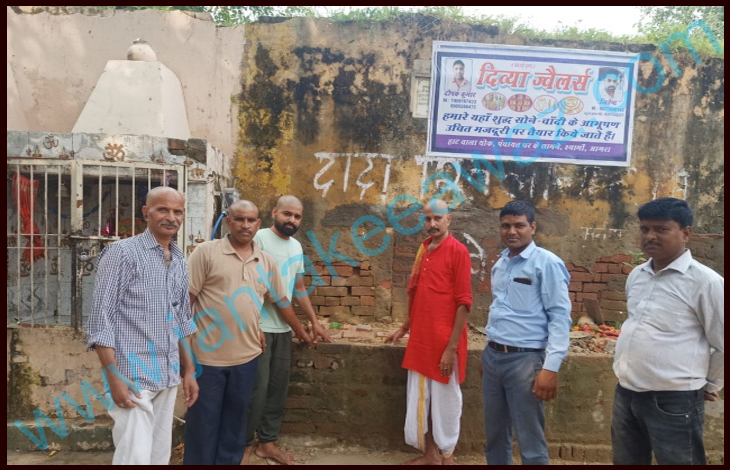 बंदर की मौत पर ग्रामीणों ने कराया मुंडन 2 Villagers express their lov