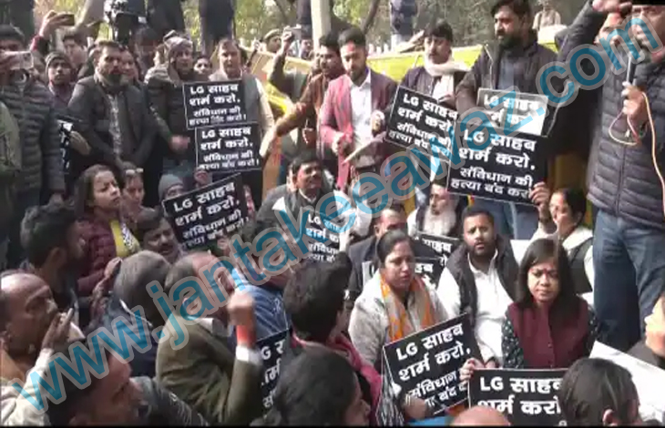 MCD की लड़ाई सड़क पर आई, एलजी दफ्तर के बाहर AAP नेताओं की नारेबाजी, BJP ने राजघाट पर दिया धरना 1 MCD